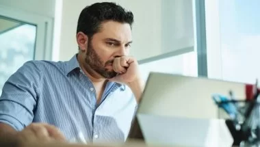 homem abalado após ser vítima de spoofing de IP