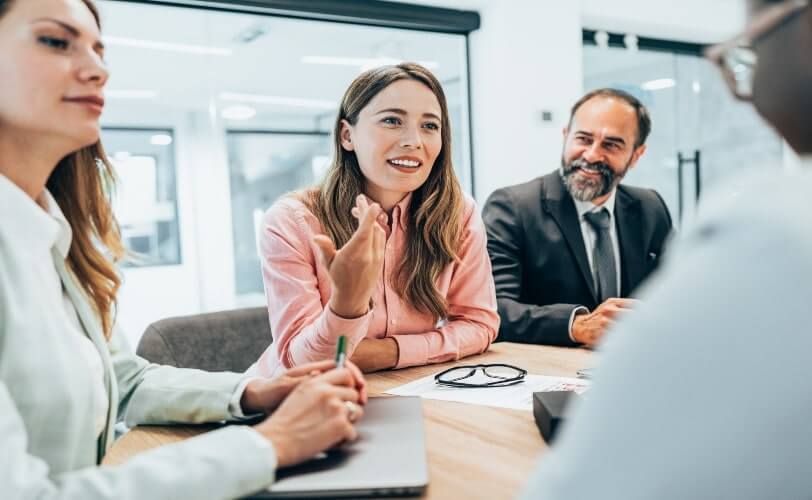 O líder ambidestro estimula a troca de ideias entre os colaboradores.