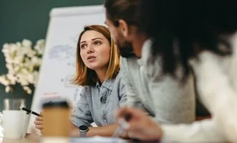 A mídia programática é uma estratégia que permite que os anunciantes atinjam o público-alvo de forma precisa.