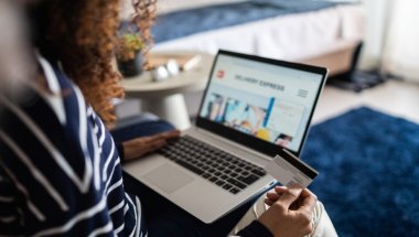 pessoa usando o woocommerce para criar uma loja online