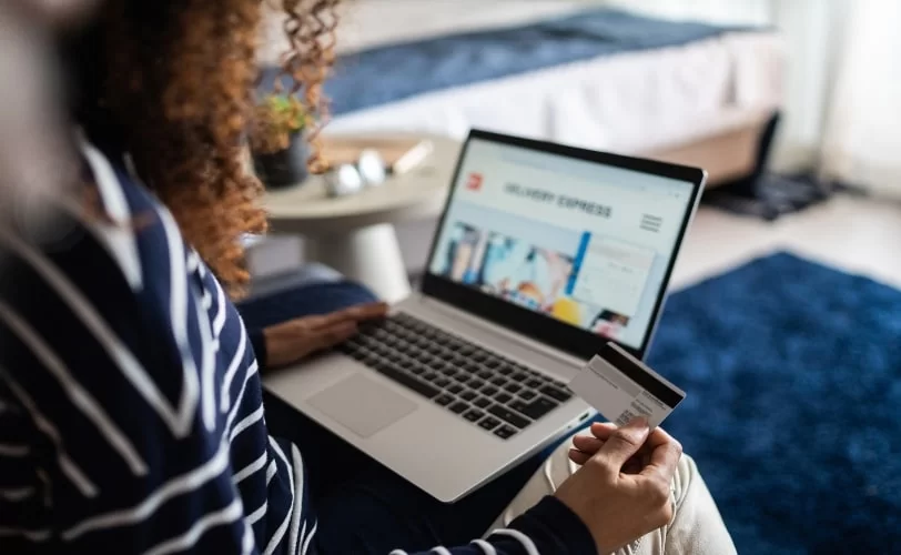 pessoa usando o woocommerce para criar uma loja online