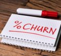 imagem mostra caderno com as palavras % CHURN escritas em tinta vermelha