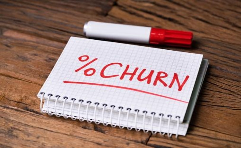 imagem mostra caderno com as palavras % CHURN escritas em tinta vermelha