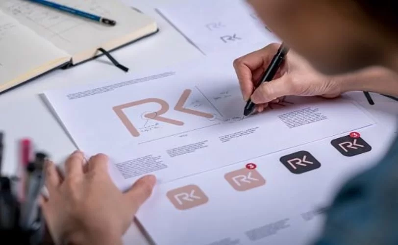 pessoa criando os logotipos que fazem parte da identidade visual da marca