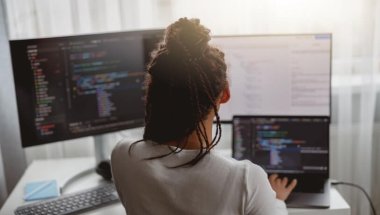 O MySQL conta com recursos avançados e permite que múltiplos clientes se conectem ao servidor.