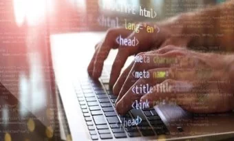 pessoa escrevendo código HTML em um teclado