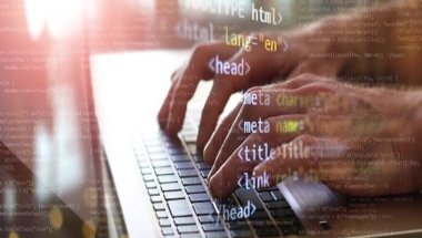 pessoa escrevendo código HTML em um teclado