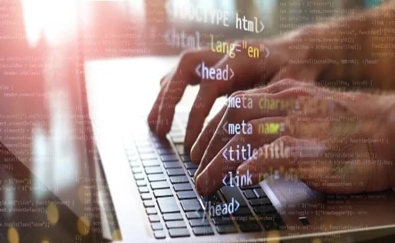 pessoa escrevendo código HTML em um teclado