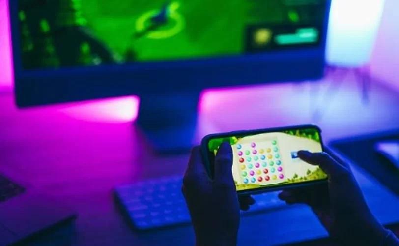 Pessoa jogando no celular um jogo desenvolvido com o paradigma POO