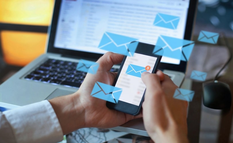 O SMTP opera como um carteiro digital que faz com que as pessoas enviem seus e-mails