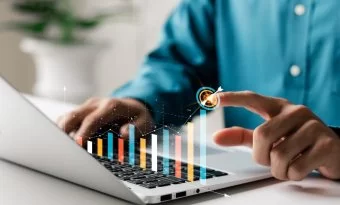 Calcular a frequência absoluta e a frequência relativa é útil para que cientistas de dados analisem um conjunto de informações e obtenham insights