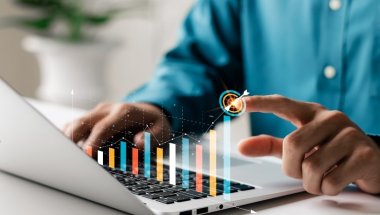Calcular a frequência absoluta e a frequência relativa é útil para que cientistas de dados analisem um conjunto de informações e obtenham insights