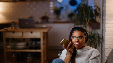 mulher fazendo pesquisa utilizando inteligência artificial
