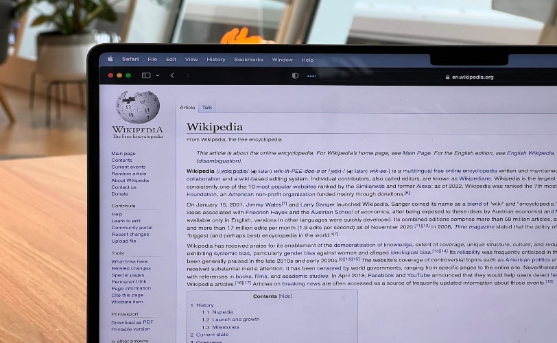 computador acessando a wikipédia, o site com domínio .org mais acessado do mundo