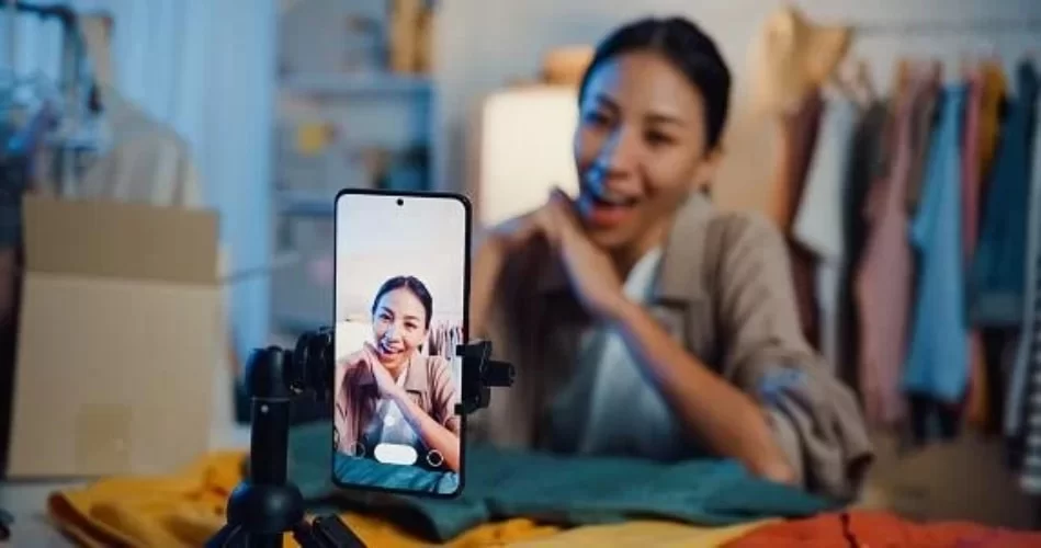 menina gravando vídeo curto com um celular