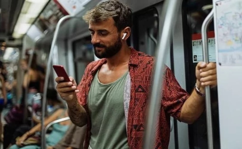 homem assistindo vídeos curtos em seu celular