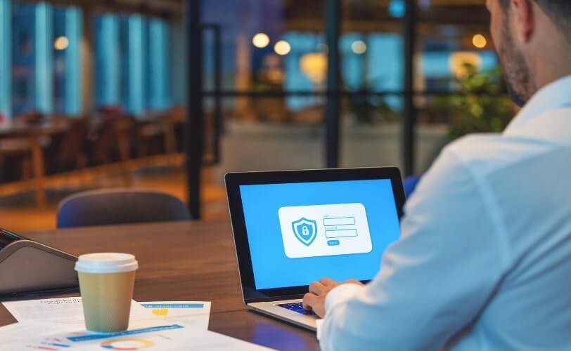 A imagem mostra um homem de roupas sociais acessando, em seu notebook, um site com certificado SSL.