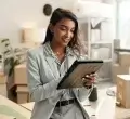A imagem mostra uma mulher no que parece ser o armazém de uma loja online. Há várias caixas organizadas, indicando possíveis vendas que ela fez durante a Black Friday.