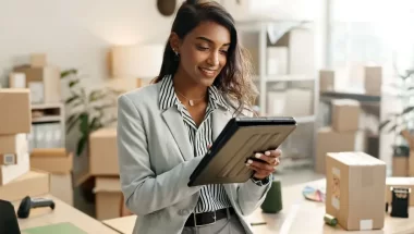 A imagem mostra uma mulher no que parece ser o armazém de uma loja online. Há várias caixas organizadas, indicando possíveis vendas que ela fez durante a Black Friday.