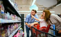 família fazendo compras para o dia das crianças