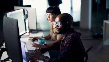 pessoas desenvolvedoras utilizando a plataforma firebase