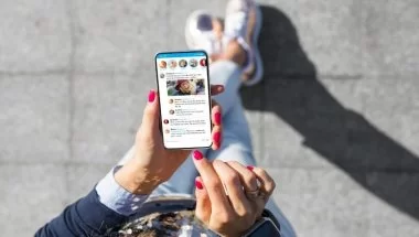 pessoa utilizando redes sociais através do celular