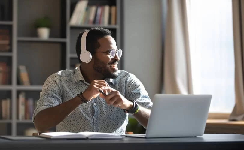 pessoa ouvindo podcasts enquanto usa um notebook