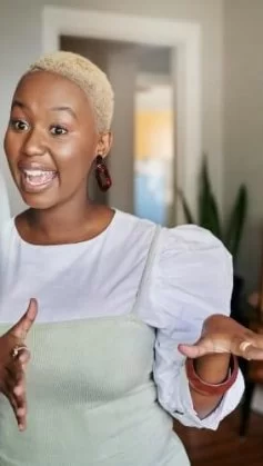 mulher gravando vídeo para redes sociais, já que este é um dos tipos de conteúdo mais consumidos atualmente