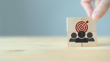 Na imagem há o símbolo de 3 pessoas e acima deles há um target de uma flecha. A imagem faz referência ao conseguir atingir o público com as estratégias de remarketing.