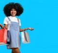 Mulher com sacolas de compras. A imagem retrata a importância de entender o comportamento do consumidor para vender mais.