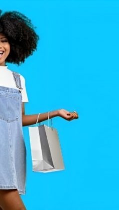 Mulher com sacolas de compras. A imagem retrata a importância de entender o comportamento do consumidor para vender mais.
