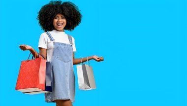 Mulher com sacolas de compras. A imagem retrata a importância de entender o comportamento do consumidor para vender mais.