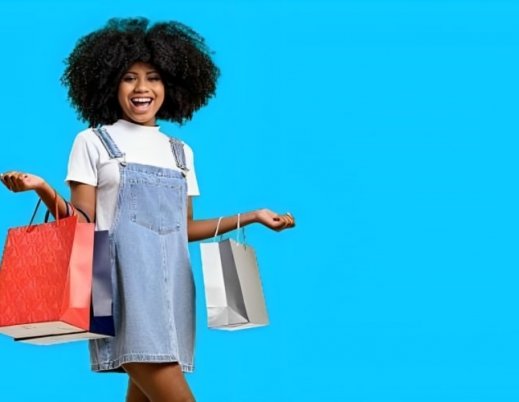 Mulher com sacolas de compras. A imagem retrata a importância de entender o comportamento do consumidor para vender mais.