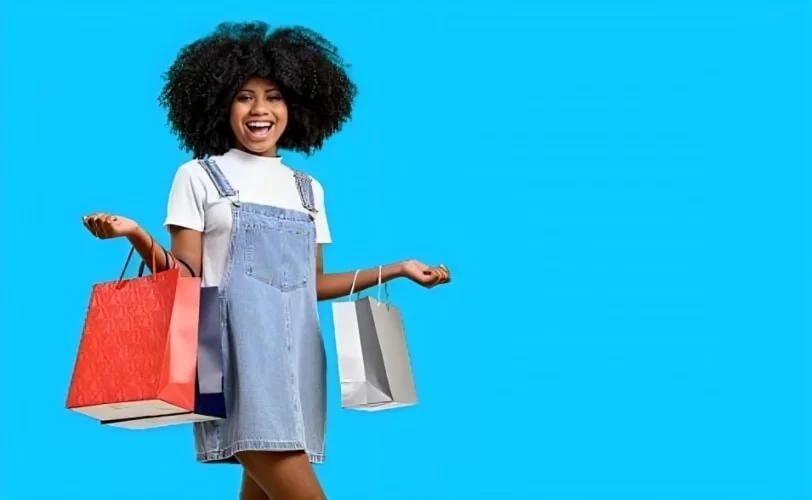 Mulher com sacolas de compras. A imagem retrata a importância de entender o comportamento do consumidor para vender mais.