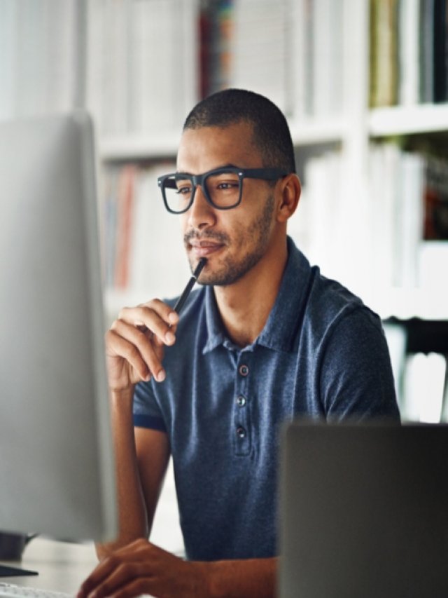 homem olhando para o computador