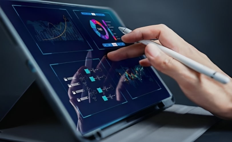 A imagem mostra um tablet com um dashboard na tela. Representando a importância do cuidado com os dados em uma estrutura data lake.  