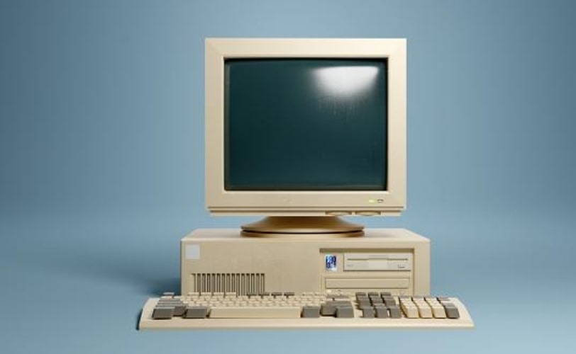Computador característico dos anos 1990 para representar a necessidade e evolução do versionamento de softwares historicamente.  