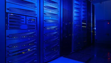 A imagem mostra uma sala de servidores, onde todos eles estão ligados para manter o bom funcionamento dos serviços e sites de uma empresa.