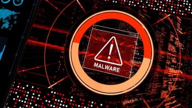 A ilustração mostra um alerta de malware que está prestes a invadir um sistema. O aviso está em vermelho, no centro da tela, sobre uma série de pequenas linhas de códigos de programação.