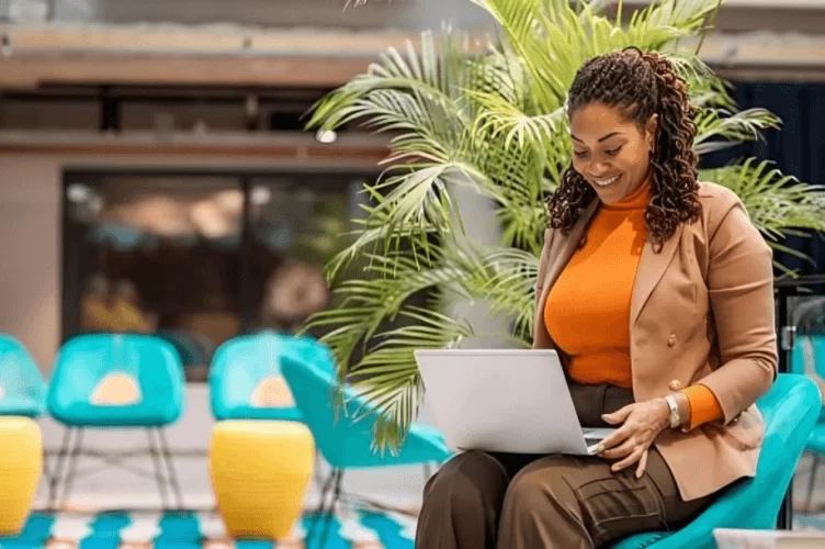 mulher sentada usando o computador