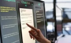 Dedo apontando para tela de computador com conteúdos relacionadoa a IA