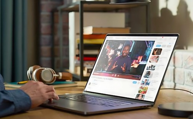 Tela de laptop onde parece estar rodando um vídeo