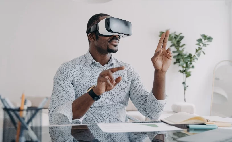 Homem usando óculos de realidade virtual