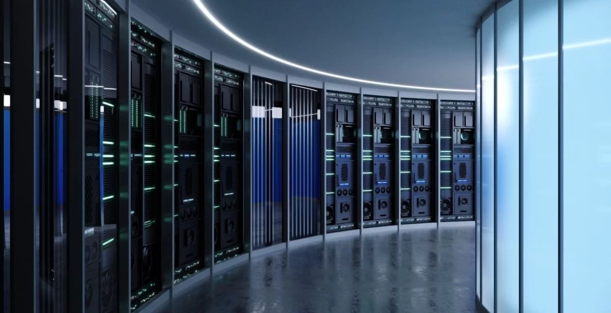A imagem mostra uma sala com diversos servidores, possivelmente sendo uma instalação que suporta opções como o VPS Windows.