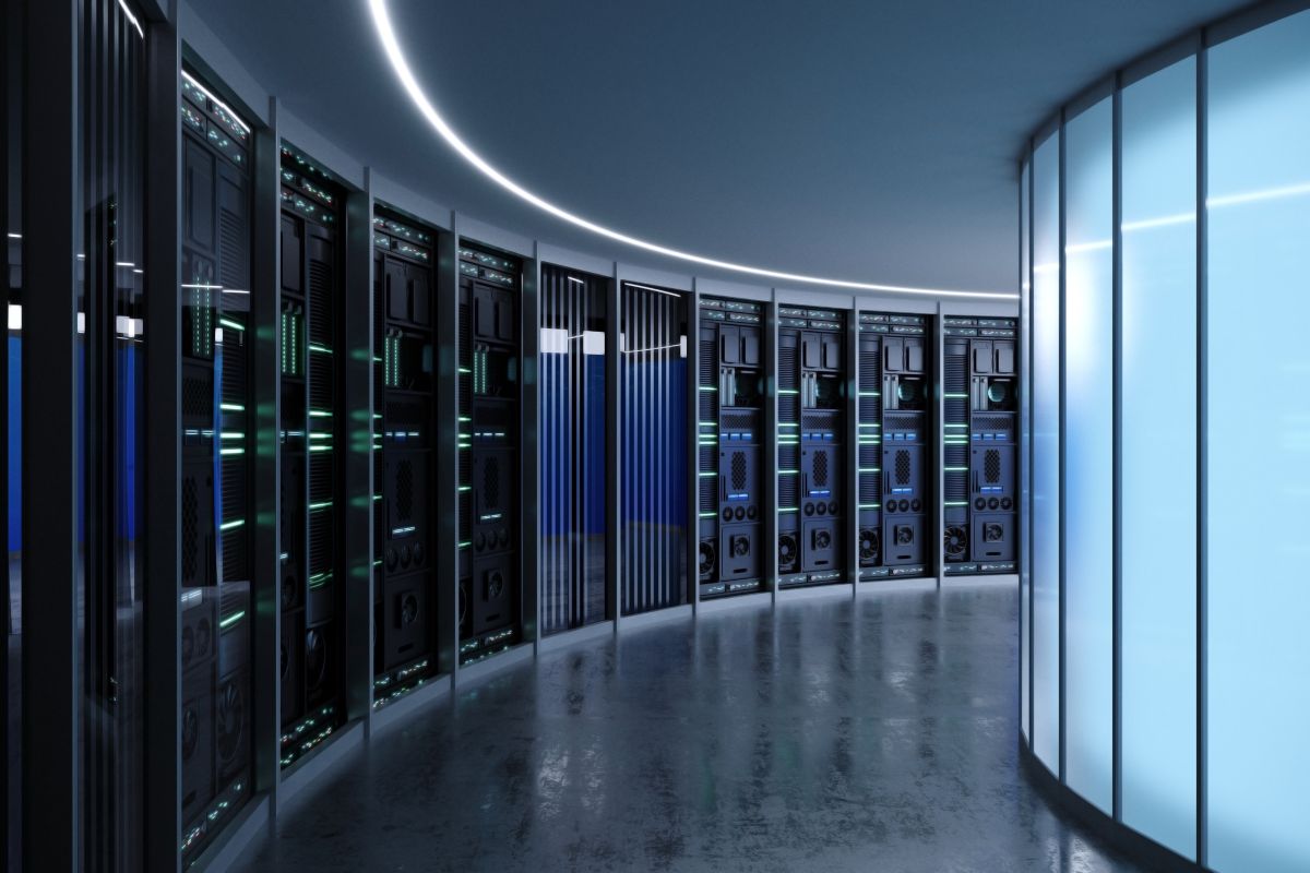 A imagem mostra uma sala com diversos servidores, possivelmente sendo uma instalação que suporta opções como o VPS Windows.