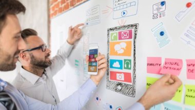 homens criando site de em um quadro branco