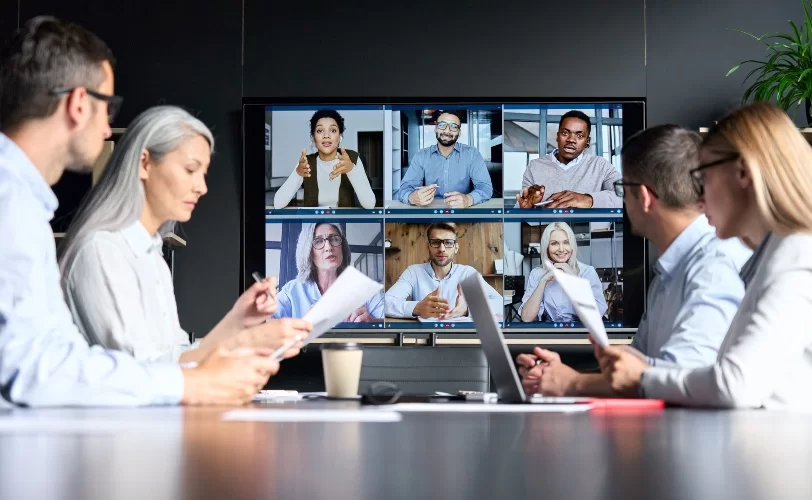 Pessoas fazendo reunião de trabalho pelo Google Meet