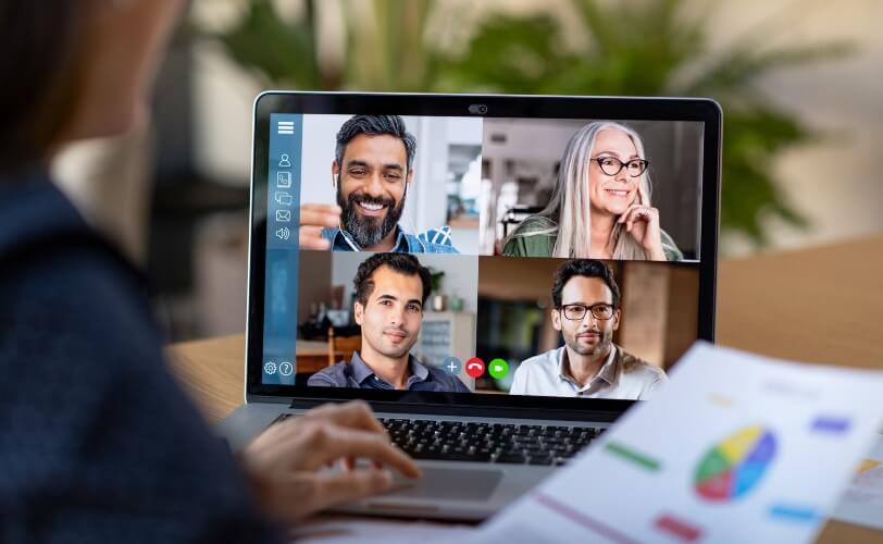 Pessoas fazendo reunião de trabalho pelo Google Meet