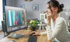 Mulher trabalhando imagem no computador