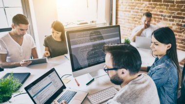 Pessoas programando no computador